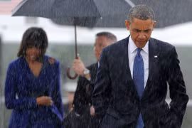 Tổng thống Mỹ Barack Obama nhường ô cho vợ. (Nguồn: Getty Images)