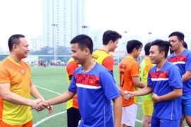 Hai đội TTXVN và Đời sống&Pháp luật làm thủ tục trước trận đấu. (Ảnh: Quang Quyết/Vietnam+)