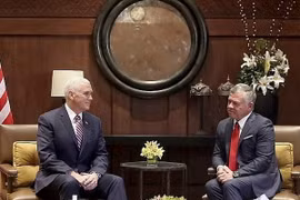 Quốc vương Jordan Abdullah II (phải) tiếp tiếp Phó Tổng thống Mỹ Mike Pence. (Nguồn: AP)