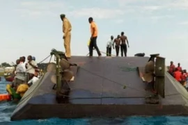 Lực lượng cứu hộ tìm kiếm nạn nhân tại hiện trường vụ lật phà trên hồ Victoria, Tanzania ngày 21/9. (Ảnh: BBC/TTXVN)