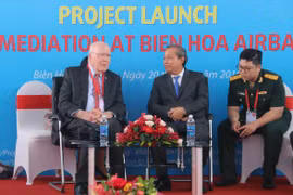 Phó Thủ tướng Thường trực Trương Hòa Bình tiếp Thượng nghị sỹ Patrick Leahy dự Lễ khởi động Dự án xử lý ô nhiễm dioxin sân bay Biên Hòa. (Ảnh: Sỹ Tuyên/TTXVN)