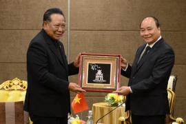 Thủ tướng Nguyễn Xuân Phúc tặng quà lưu niệm cho Chủ tịch Hội hữu nghị Thái Lan-Việt Nam Prachuab Chaiyasan. (Ảnh: Sơn Nam/TTXVN)