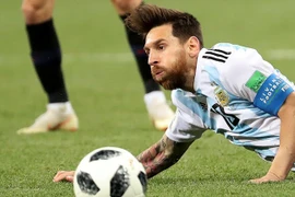 Lionel Messi và Argentina có nguy cơ về nước sớm. (Nguồn: Reuters)