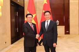 Phó Thủ tướng Vương Đình Huệ (bên trái) bắt tay Phó Thủ tướng Trung Quốc Hàn Chính. (Ảnh: Lương Anh Tuấn/TTXVN)