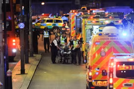 Cấp cứu người bị thương sau vụ tấn công ở London. (Nguồn: AFP)