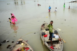 Cảnh ngập lụt sau mưa lớn tại Allahabad, Ấn Độ ngày 28/7. (Ảnh: AFP/TTXVN)
