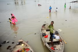 Cảnh ngập lụt sau mưa lớn tại Allahabad, Ấn Độ ngày 28/7. (Ảnh: AFP/TTXVN)