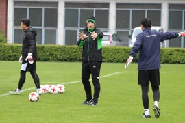 HLV thủ môn Christoph Semmler của đội U23 Borusia Mönchengladbach hướng dẫn các thủ môn của đội tuyển U20 Việt Nam tập luyện. (Ảnh: Phạm Văn Thắng/Vietnam+)