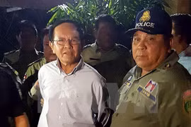 Ông Kem Sokha (trái), Chủ tịch đảng CNRP bị cảnh sát bắt giữ tại nhà riêng ở Phnom Penh, Campuchia ngày 3/9. (Nguồn: AFP/TTXVN)