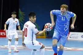 Tuyển Futsal Việt Nam (áo trắng) dừng bước sau trận thua Futsal Uzbekistan. (Nguồn: AFC)