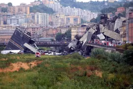Hiện trường vụ sập cầu kinh hoàng ở Italy. (Nguồn: chron)