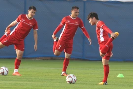 Quang Hải, Trọng Hoàng tiếp tục là những trụ cột của đội tuyển Việt Nam trong trận tứ kết gặp Nhật Bản. (Ảnh: Hoàng Linh/TTXVN)