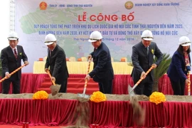 Các đại biểu thực hiện nghi thức động thổ xây dựng đường Hồ Núi Cốc. (Ảnh: Hoàng Nguyên/TTXVN)