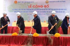 Các đại biểu thực hiện nghi thức động thổ xây dựng đường Hồ Núi Cốc. (Ảnh: Hoàng Nguyên/TTXVN)