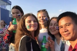 Phóng viên Trần Giáp chụp ảnh cùng các thiếu nữ Nga. (Ảnh: Vietnam+)
