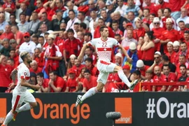 Schar (số 22) sớm đưa Thụy Sĩ vượt lên dẫn trước Albania. (Nguồn: UEFA)