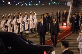 Bộ trưởng, Chủ nhiệm Văn phòng Chính phủ Mai Tiến Dũng tháp tùng Tổng thống Mỹ Donald Trump ra xe để rời sân bay Nội Bài, di chuyển về khách sạn Marriott JW. (Ảnh: Phương Hoa/TTXVN)
