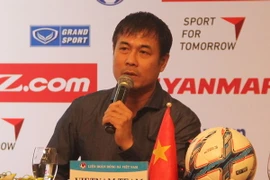 HLV Hữu Thắng phát biểu tại buổi họp báo. (Ảnh: Xuân Dự/TTXVN)