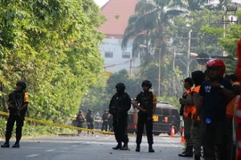 Cảnh sát Indonesia gác bên ngoài khu vực nhà thờ Pentecostal ở Surabaya, sau vụ đánh bom. (Nguồn: THX/TTXVN)