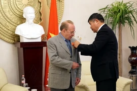 Thừa ủy quyền của Chủ tịch nước Trần Đại Quang, Đại sứ Đoàn Xuân Hưng trao tặng Huân chương Hữu nghị cho ông Hellmut Kapfenberger. (Ảnh: Phạm Văn Thắng/TTXVN)