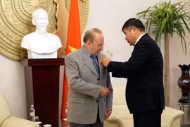 Thừa ủy quyền của Chủ tịch nước Trần Đại Quang, Đại sứ Đoàn Xuân Hưng trao tặng Huân chương Hữu nghị cho ông Hellmut Kapfenberger. (Ảnh: Phạm Văn Thắng/TTXVN)