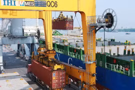 Bốc xếp container tại chi nhánh cảng Tân Vũ, Cảng Hải Phòng. (Ảnh: Lâm Khánh/TTXVN)