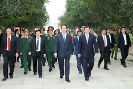 Chủ tịch nước Trần Đại Quang đến dâng hương, dâng hoa tưởng niệm Chủ tịch Hồ Chí Minh tại Khu Di tích lịch sử Kim Liên, xã Kim Liên, huyện Nam Đàn. (Ảnh: Nhan Sáng/TTXVN)