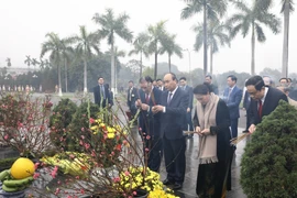 Thủ tướng Nguyễn Xuân Phúc và Chủ tịch Quốc hội Nguyễn Thị Kim Ngân cùng các lãnh đạo, nguyên lãnh đạo Đảng, Nhà nước dâng hương tưởng niệm các vị tiền bối cách mạng và các Anh hùng, liệt sỹ tại Nghĩa trang Mai Dịch. (Ảnh: Văn Điệp/TTXVN)