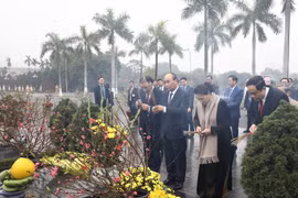 Thủ tướng Nguyễn Xuân Phúc và Chủ tịch Quốc hội Nguyễn Thị Kim Ngân cùng các lãnh đạo, nguyên lãnh đạo Đảng, Nhà nước dâng hương tưởng niệm các vị tiền bối cách mạng và các Anh hùng, liệt sỹ tại Nghĩa trang Mai Dịch. (Ảnh: Văn Điệp/TTXVN)