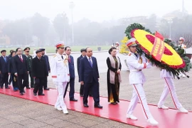Các lãnh đạo, nguyên lãnh đạo Đảng và Nhà nước đặt vòng hoa và vào Lăng viếng Chủ tịch Hồ Chí Minh. (Ảnh: Lâm Khánh/TTXVN)