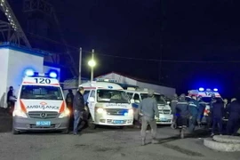 Lực lượng cứu hộ nỗ lực tìm kiếm người mắc kẹt tại hiện trường vụ nổ mỏ ở Xích Phong ngày 3/12. (Nguồn: THX/TTXVN)