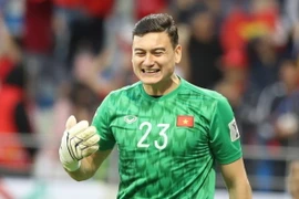 Thủ môn Văn Lâm ăn mừng sau khi đẩy được 11m thành công. (Ảnh: Hoàng Linh/TTXVN)