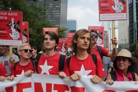 Biểu tình phản đối Hội nghị thượng đỉnh NATO tại Brussels, Bỉ ngày 7/7. (Ảnh: AFP/TTXVN)