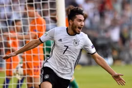 Suat Serdar ghi bàn gỡ hòa 2-2 cho U19 Đức ở thời gian đá bù giờ. (Nguồn: DPA)