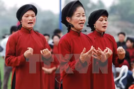Các nghệ nhân hát Xoan trình diễn những làn điệu cổ độc đáo và đặc sắc. (Ảnh: Minh Đức/TTXVN)