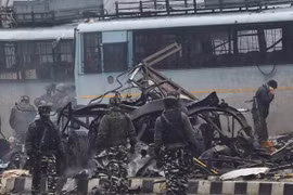 Hiện trường vụ đánh bom xe đẫm máu ở Kashmir. (Nguồn: ndtv.com)