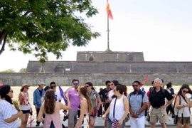 Du khách đến tham quan Huế. (Ảnh: Quốc Việt/TTXVN)