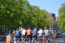 Hình thức "xe đạp bia" ở Amsterdam. (Nguồn: theguardian)