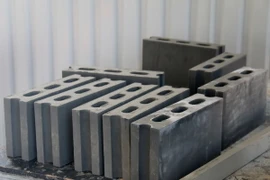 Gạch không nung làm từ xỉ than. (Ảnh: Nguyễn Thanh/TTXVN)