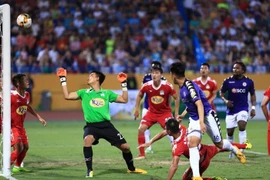 Thành Chung ghi bàn đưa Hà Nội FC vào bán kết. (Ảnh: Trọng Đạt/TTXVN)