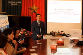 Đại sứ Trương Mạnh Sơn phát động cuộc đóng góp ủng hộ miền Trung tại Đại sứ quán. (Ảnh: Ngọc Mai/Vietnam+)