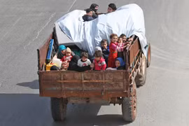 Người dân sơ tán khỏi khu vực chiến sự ở tỉnh Idlib, Tây Bắc Syria ngày 6/5/2019. (Ảnh: AFP/TTXVN)