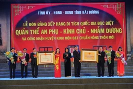 Lãnh đạo tỉnh Hải Dương, huyện Kinh Môn đón nhận bằng xếp hạng di tích quốc gia đặc biệt An Phụ-Kính Chủ-Nhẫm Dương và bằng công nhận huyện Kinh Môn đạt chuẩn nông thôn mới. (Ảnh: Mạnh Minh/TTXVN)