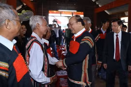 Thủ tướng Nguyễn Xuân Phúc gặp gỡ, thăm hỏi hộ nghèo ở buôn Nui, xã Tâm Thắng, huyện Cư Jút, tỉnh Đắk Nông. (Ảnh: Thống Nhất/TTXVN)