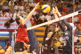 Pha tranh bóng trên lưới giữa hai đội. (Ảnh: Quốc Khánh/TTXVN)