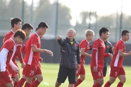 HLV Park Hang-seo và các cầu thủ trên sân tập. (Ảnh: Hoàng Linh/TTXVN)