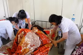 Các bệnh nhân bị ngộ độ đang được điều trị tại Bệnh viên Đa khoa huyện Hương Khê, Hà Tĩnh. (Ảnh: Phan Quân/TTXVN)