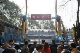 Đu quay đã bị niêm phong sau khi xảy ra vụ việc. (Nguồn: scmp.com)