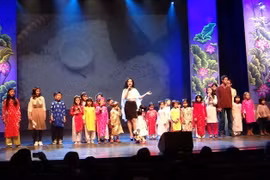Tiết mục văn nghệ mừng xuân do con em người Việt tại Bỉ biểu diễn. (Ảnh: Kim Chung/TTXVN)