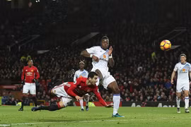 Mkhitaryan lập siêu phẩm cho Manchester United. (Nguồn: Daily Mail)